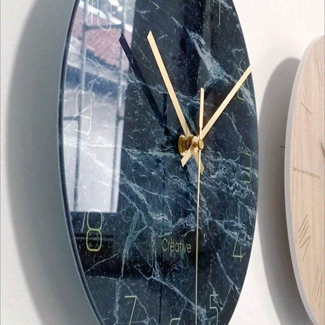 Rundt vægur med mørkt marmorlook