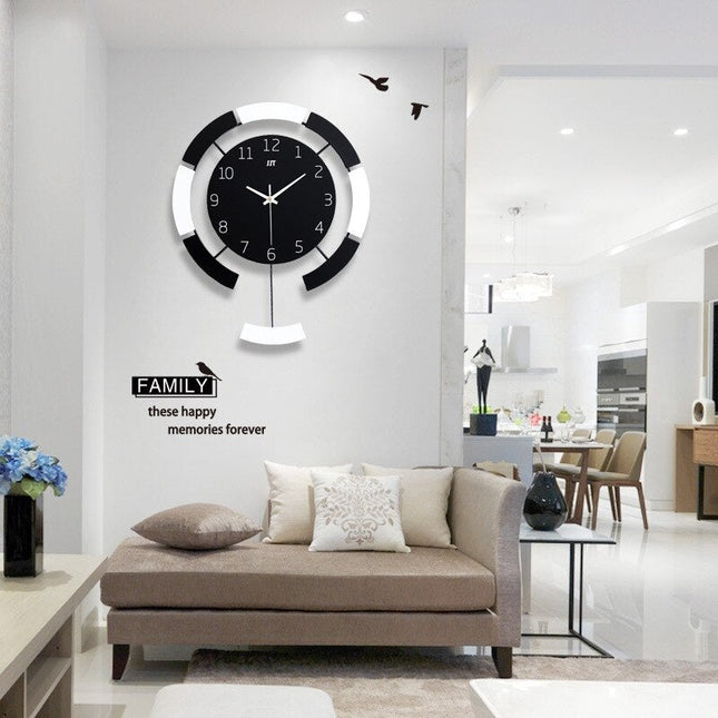 Moderne vægur med pendul i sort/hvid