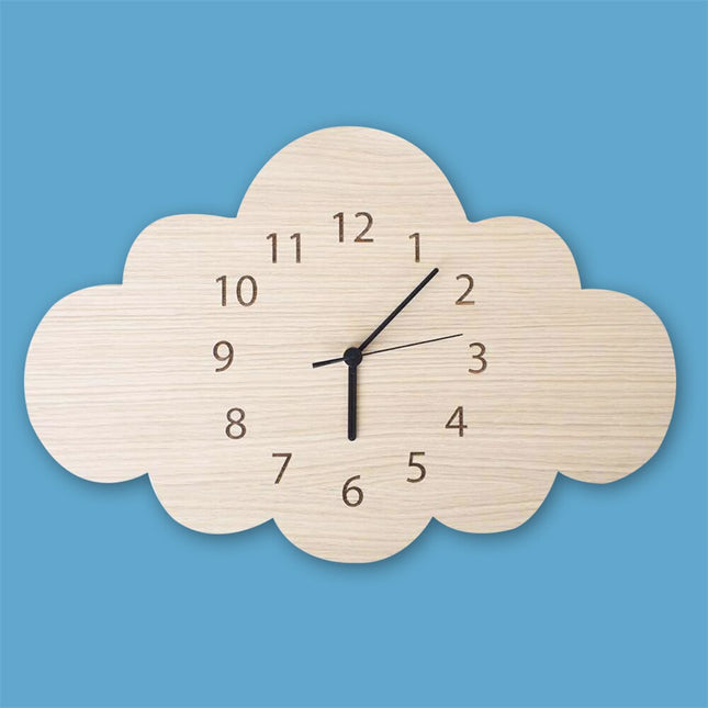 Skyformet vægur i træ til børneværelset