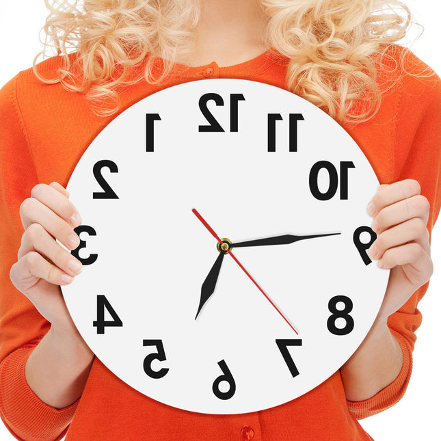 Klassisk vægur der går baglæns