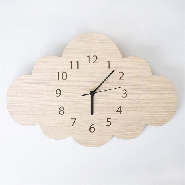 Skyformet vægur i træ til børneværelset