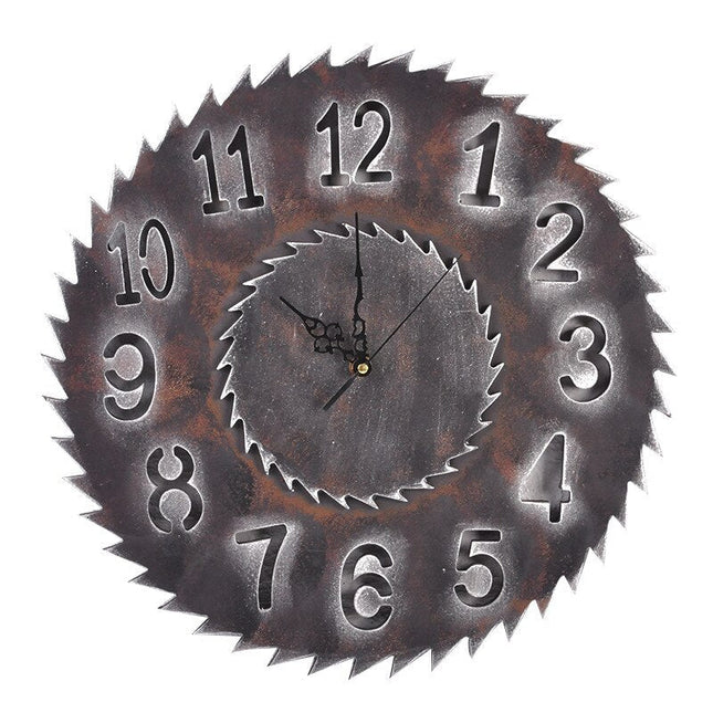 Industrielt vægur formet som savklinge