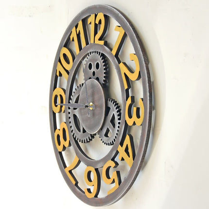 Vægur med tandhjul og gyldne tal