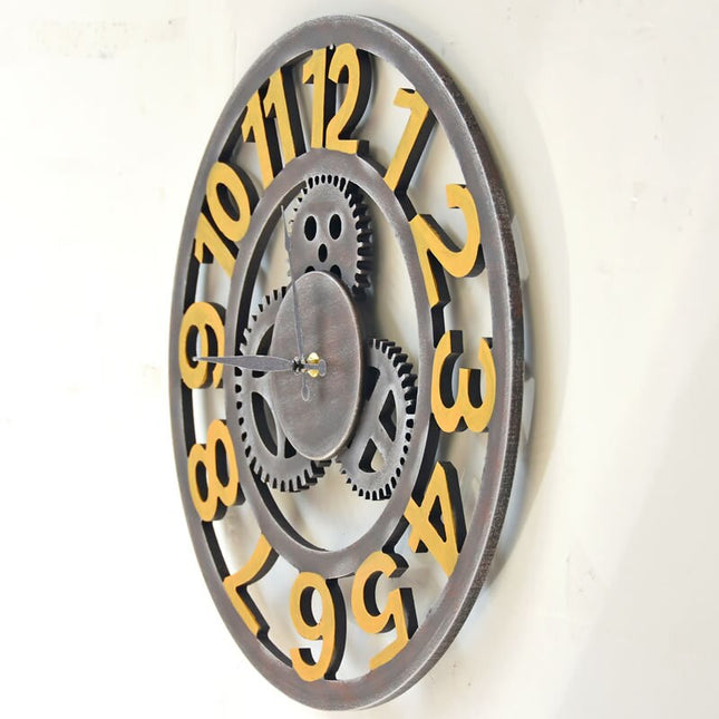 Vægur med tandhjul og gyldne tal