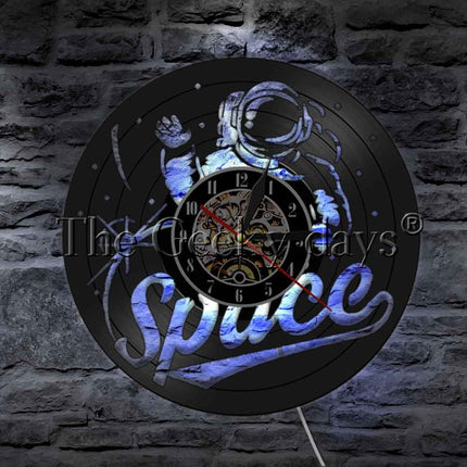 Vinylplade vægur med astronaut i rummet