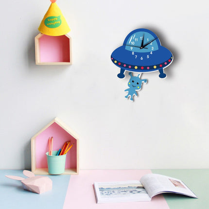 Vægur til baby med UFO pendul