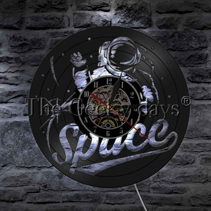 Vinylplade vægur med astronaut i rummet