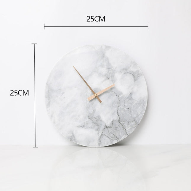 minimalistisk vægur med lyst marmorprint