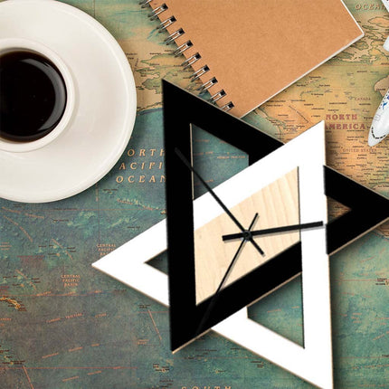 Geometrisk design vægur i træ og metal