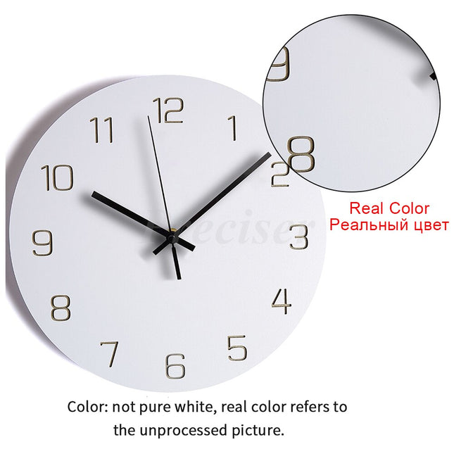 Moderne firkantet vægur i industrielt design