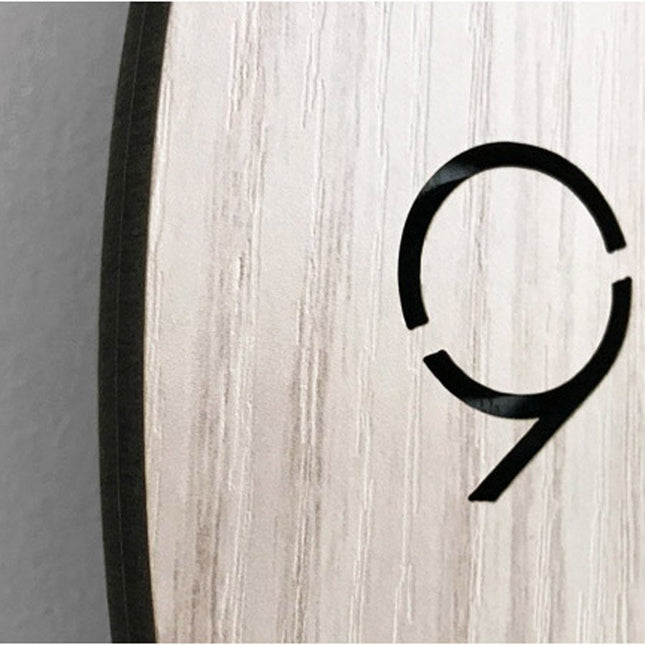 Vægur i træ i nordisk design