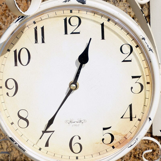 Dobbelt-sidet vintage stationsur til væg