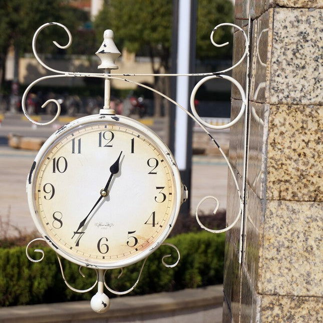 Dobbelt-sidet vintage stationsur til væg