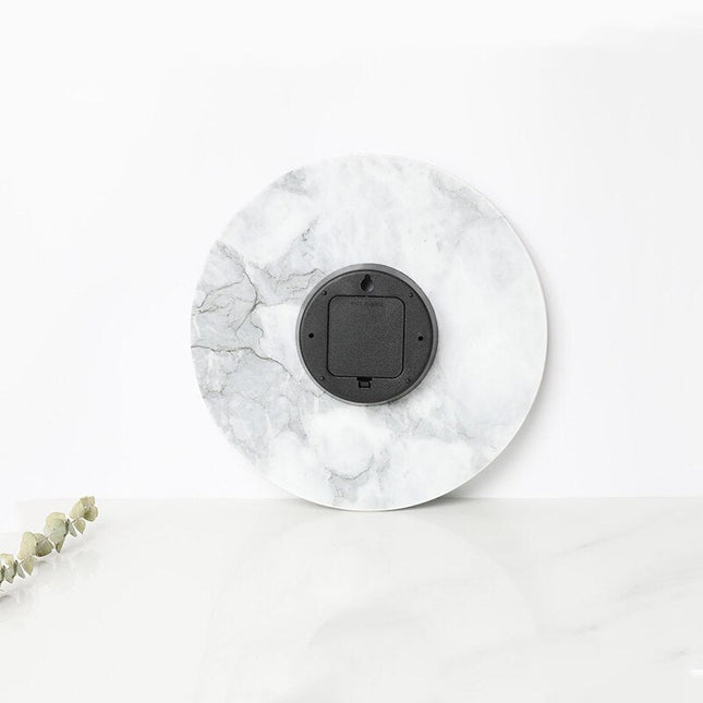 minimalistisk vægur med lyst marmorprint