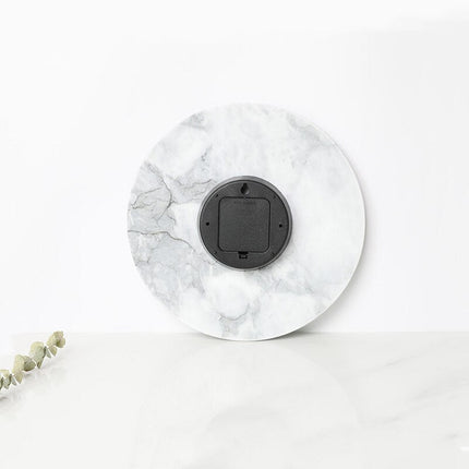 minimalistisk vægur med lyst marmorprint