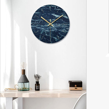 Rundt vægur med mørkt marmorlook