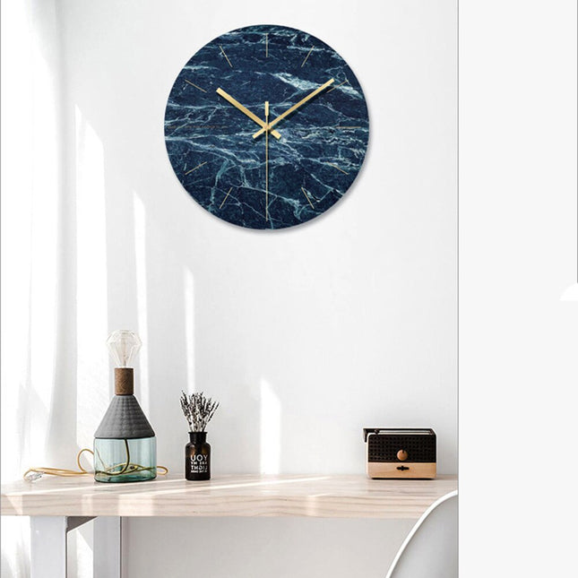 Rundt vægur med mørkt marmorlook