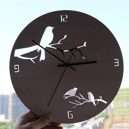 Vægur i træ med udskårne fugle