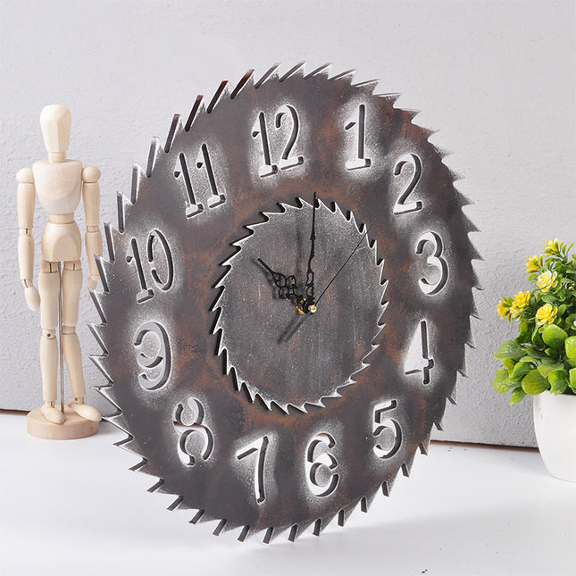 Industrielt vægur formet som savklinge