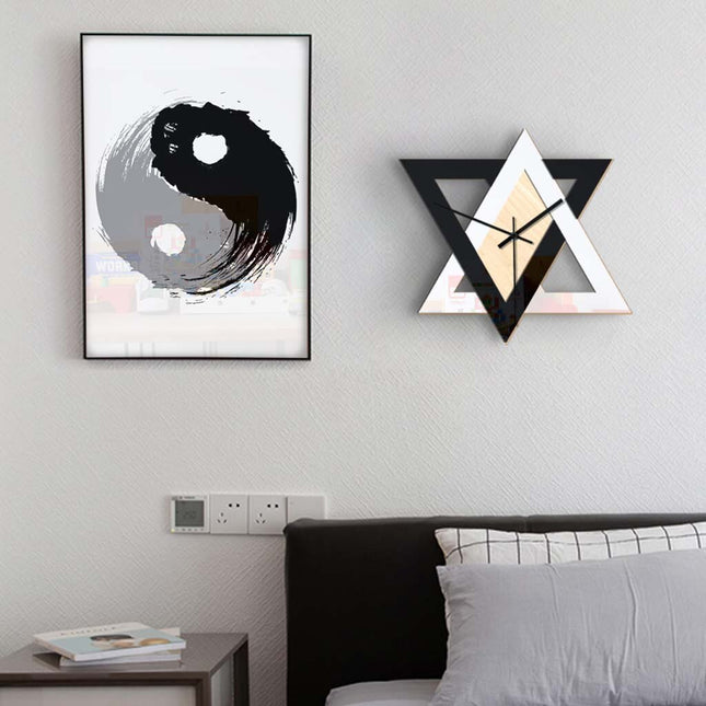 Geometrisk design vægur i træ og metal