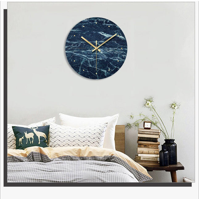 Rundt vægur med mørkt marmorlook