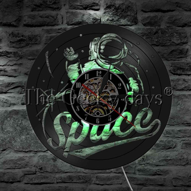 Vinylplade vægur med astronaut i rummet