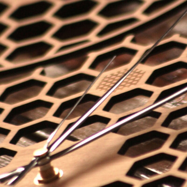 Vægur i træ med honeycomb mønster