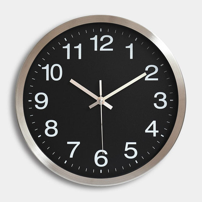 Simpelt vægur med metalramme