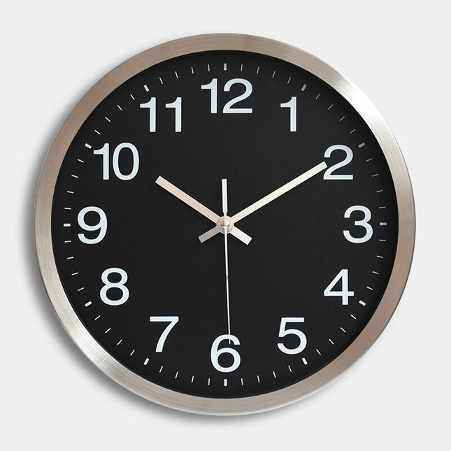 Simpelt vægur med metalramme