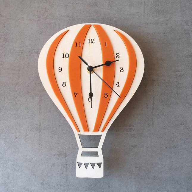 Vægur formet som luftballon i træ