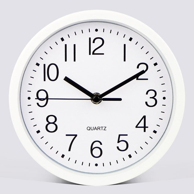 Klassisk hvidt rundt vægur