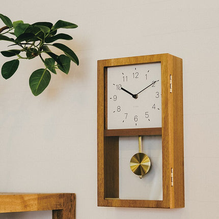 Moderne bordur i træ med pendul