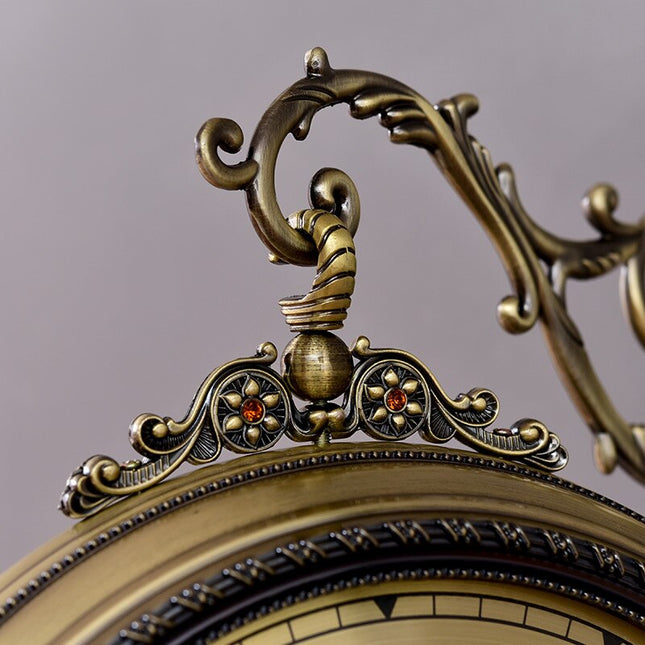 Klassisk dobbeltsidet vægur i stationsstil