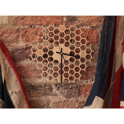 Vægur i træ med honeycomb mønster