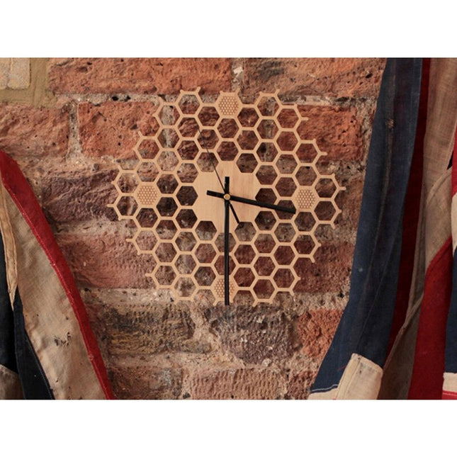 Vægur i træ med honeycomb mønster