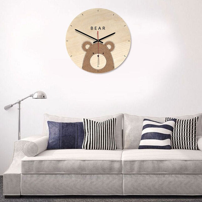 Vægur i træ med bjørnemotiv