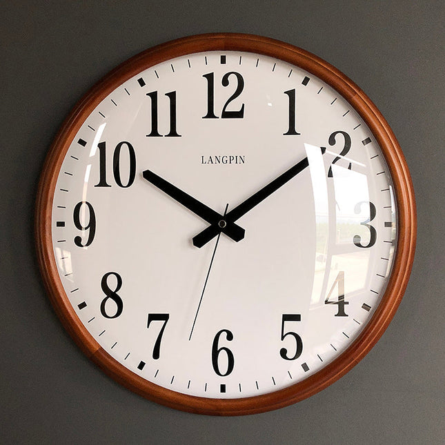 Klassisk vægur med træramme og glas