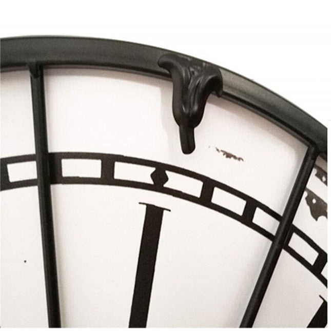 Stort hvidt industrielt vægur med romertal