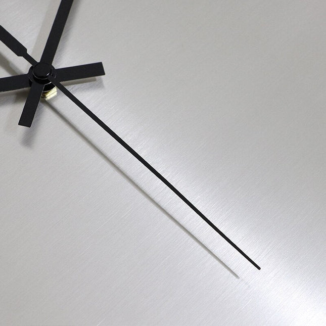 Minimalistisk vægur i børstet metal