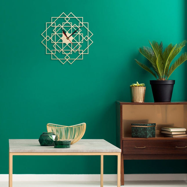 Geometrisk vægur i træ med mandala-design