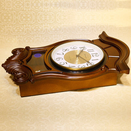 Gammeldags vægur i træ med pendul