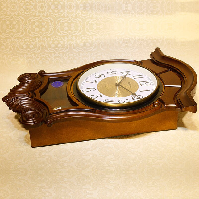 Gammeldags vægur i træ med pendul