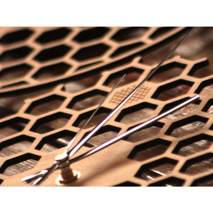 Vægur i træ med honeycomb mønster