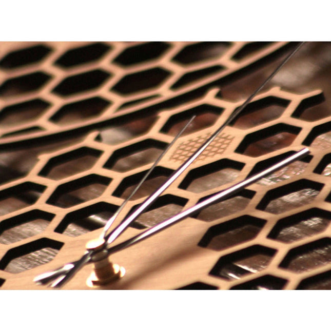 Vægur i træ med honeycomb mønster