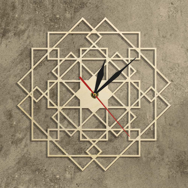 Geometrisk vægur i træ med mandala-design