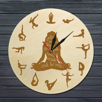 Vægur i træ med yoga positioner