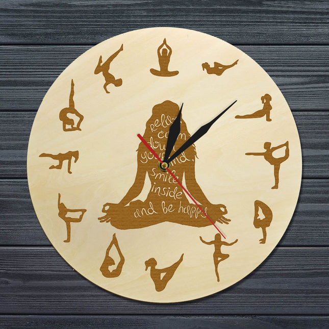 Vægur i træ med yoga positioner