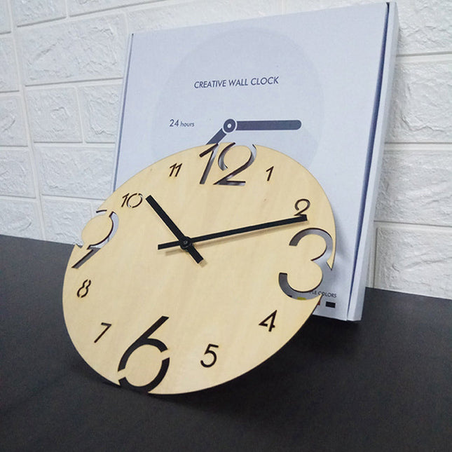 Vægur i træ med store tal