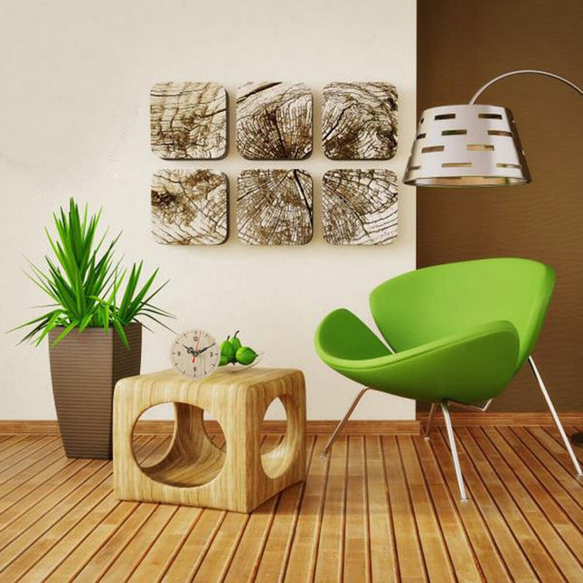 Klassisk lille vægur i lyst træ