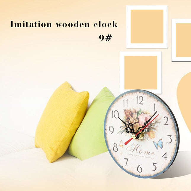 Vintage vægur i træ med blomstermotiv